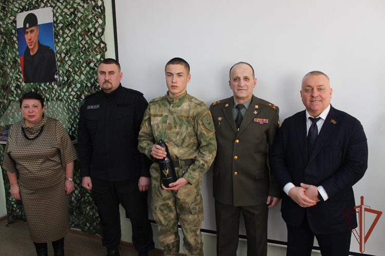 В память о росгвардейце - участнике СВО в челябинском колледже открыли комнату боевой славы