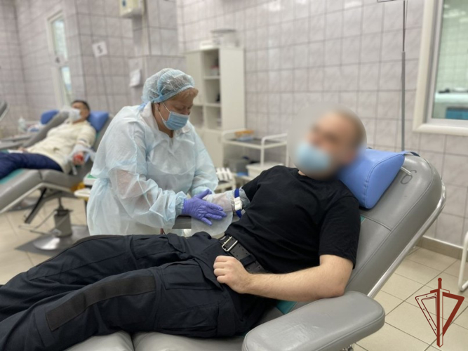 Благотворительную ведомственную донорскую акцию поддержали росгвардейцы в Югре