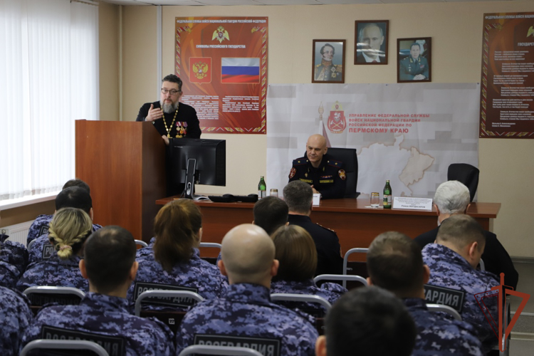 Росгвардейцы встретились со священнослужителем Романом Богдасаровым в Перми