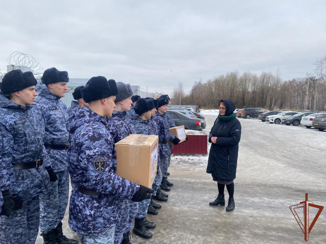 В рамках Всероссийской акции «Посылка солдату» петербургские школьники поздравили росгвардейцев