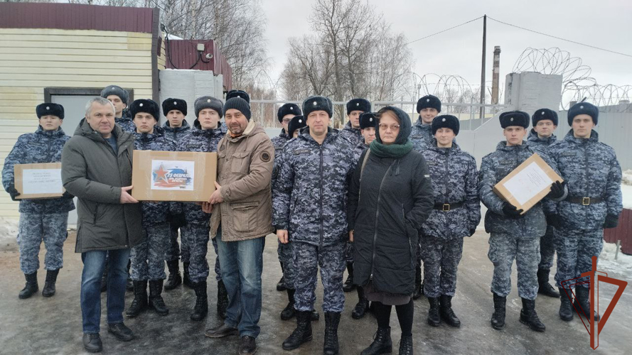 В рамках Всероссийской акции «Посылка солдату» петербургские школьники поздравили росгвардейцев