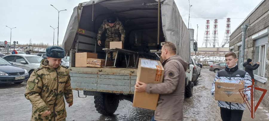 В рамках Всероссийской акции «Посылка солдату» петербургские школьники поздравили росгвардейцев