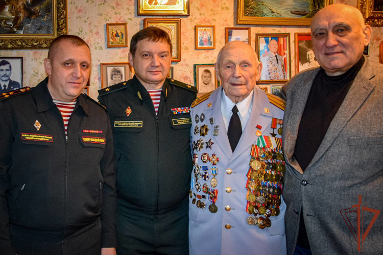 В Санкт-Петербурге росгвардейцы поздравили с 99-летием фронтовика Владимира Слепова