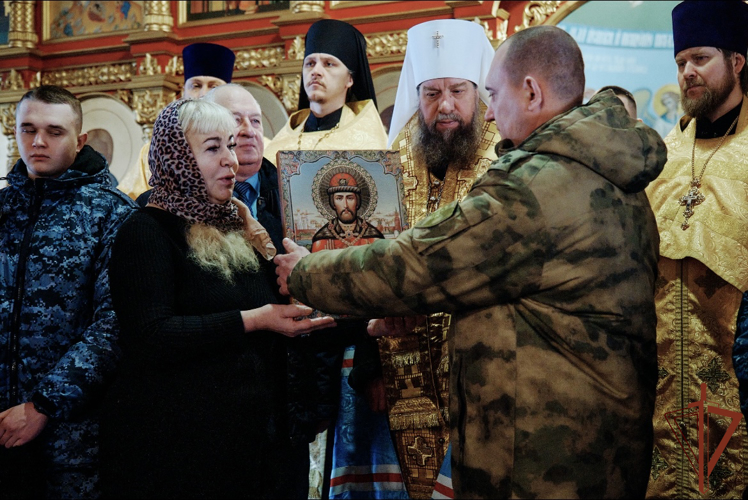 Икону с частицей мощей Дмитрия Донского передали росгвардейцам в Астрахани