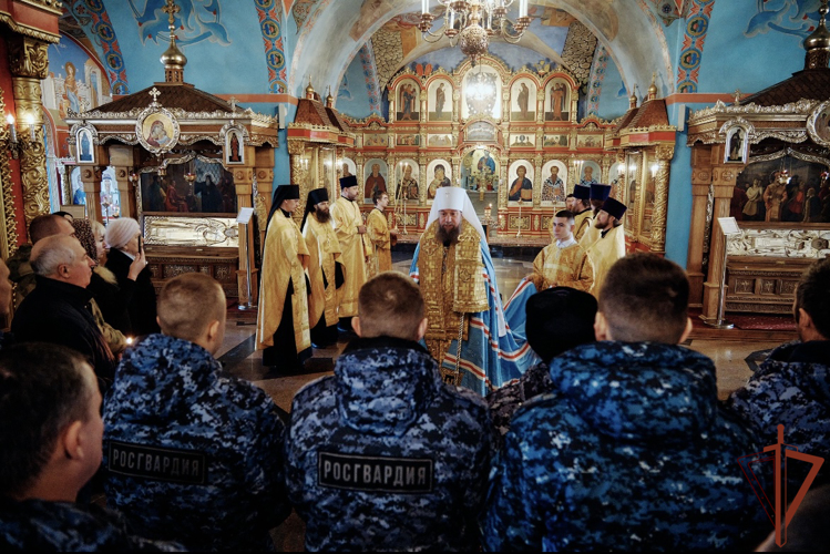 Икону с частицей мощей Дмитрия Донского передали росгвардейцам в Астрахани