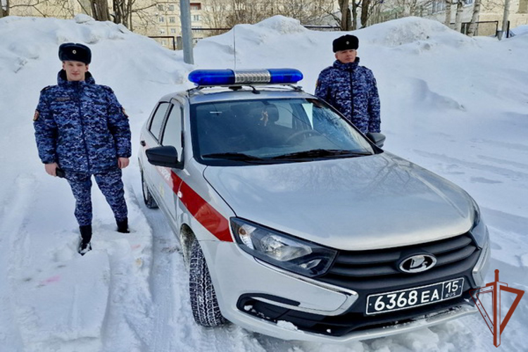  Поскользнувшейся и сломавшей ногу жительнице Мурманской области оказал помощь патруль Росгвардии 