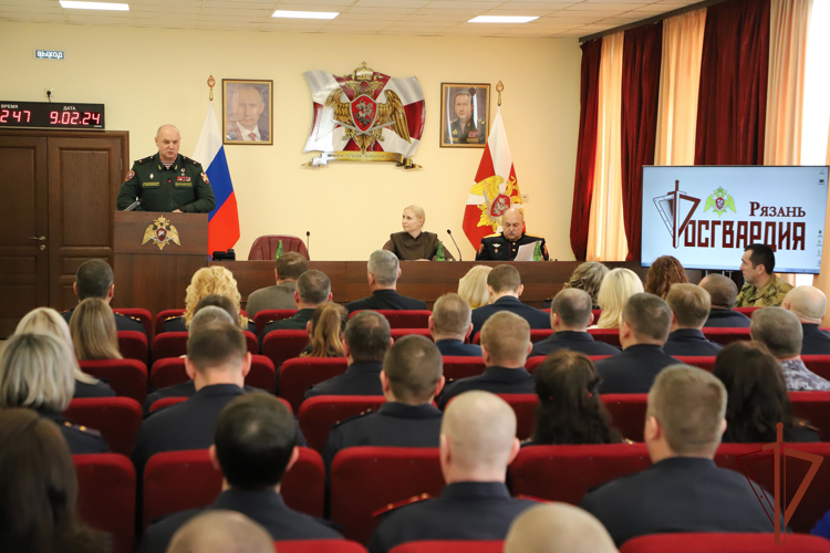 Герой России генерал-майор Вячеслав Пытков вручил награды сотрудникам подразделений ЛРР и госконтроля Росгвардии в Рязани