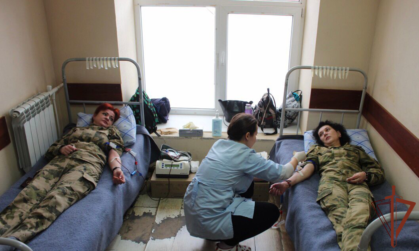 Около 25 литров донорской крови сдали военнослужащие Росгвардии в Пятигорске