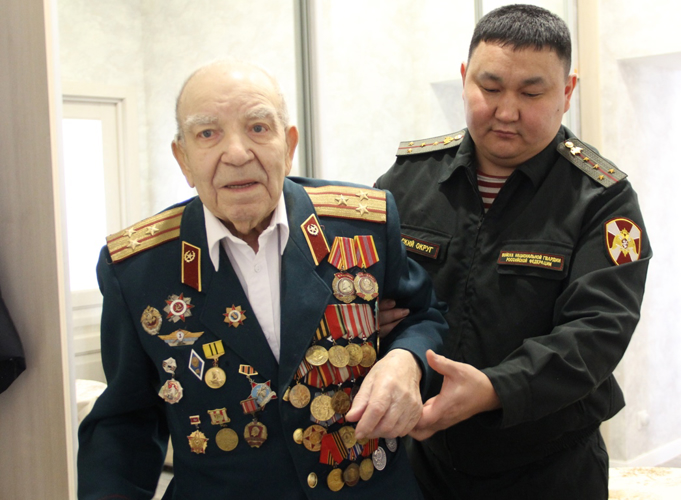 Участника Великой Отечественной войны и ветерана трудового фронта поздравили росгвардейцы в Тюмени