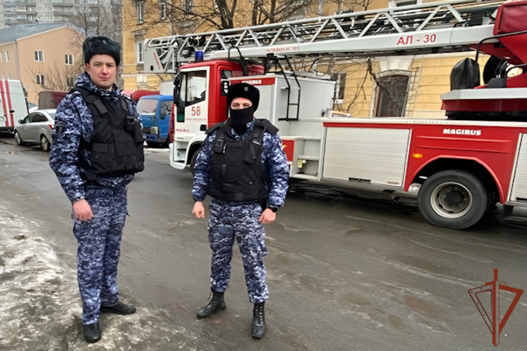 Росгвардейцы в Санкт-Петербурге эвакуировали жильцов из загоревшегося дома