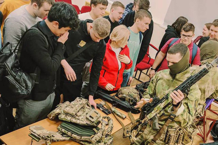 В преддверии Дня защитника Отечества росгвардейцы рассказали о службе кадетам и школьникам Москвы  