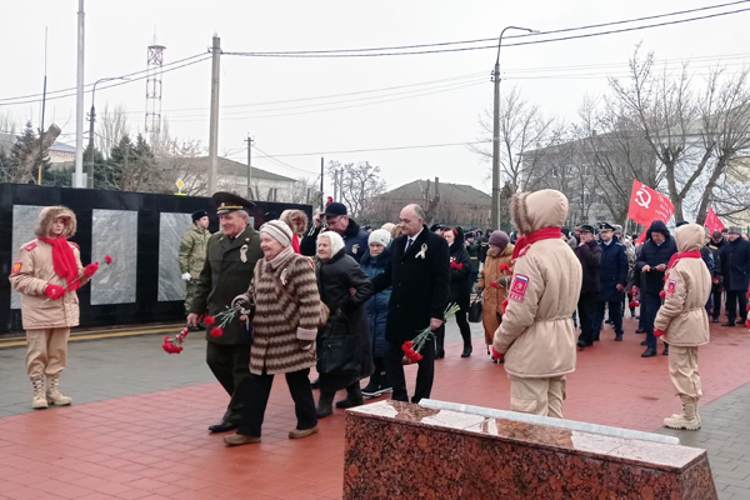 Дань уважения подвигам участников Сталинградской битвы отдали представители Росгвардии на юге России
