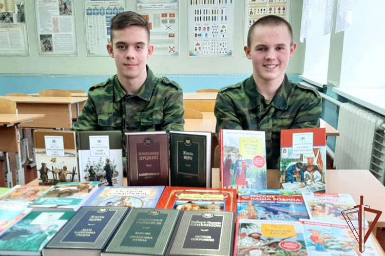 Ветераны Росгвардии и кадеты из Зауралья передали книги для библиотек Краснодона