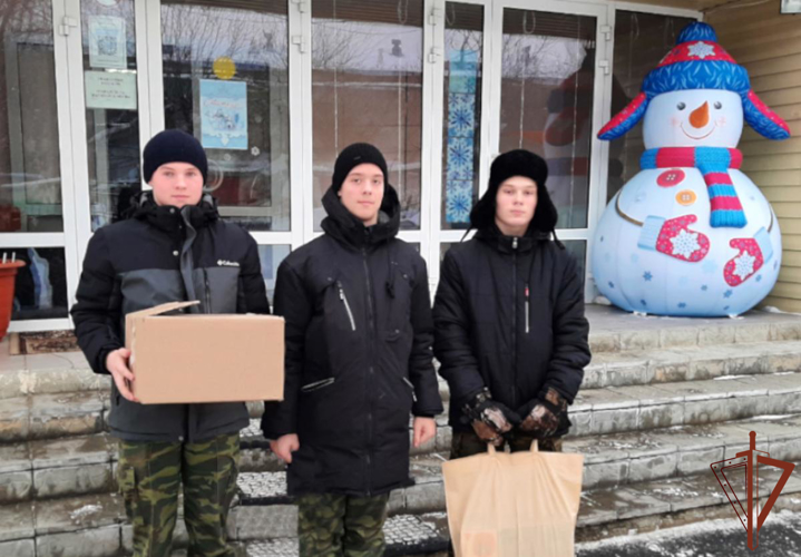 Ветераны Росгвардии и кадеты из Зауралья передали книги для библиотек Краснодона