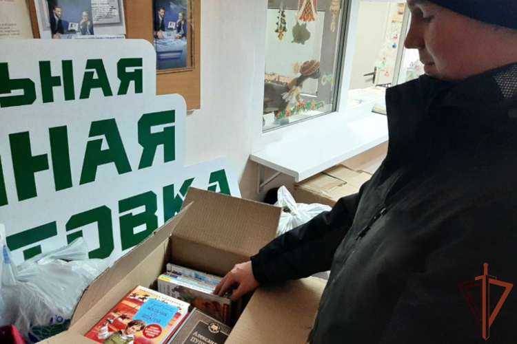 Ветераны Росгвардии и кадеты из Зауралья передали книги для библиотек Краснодона
