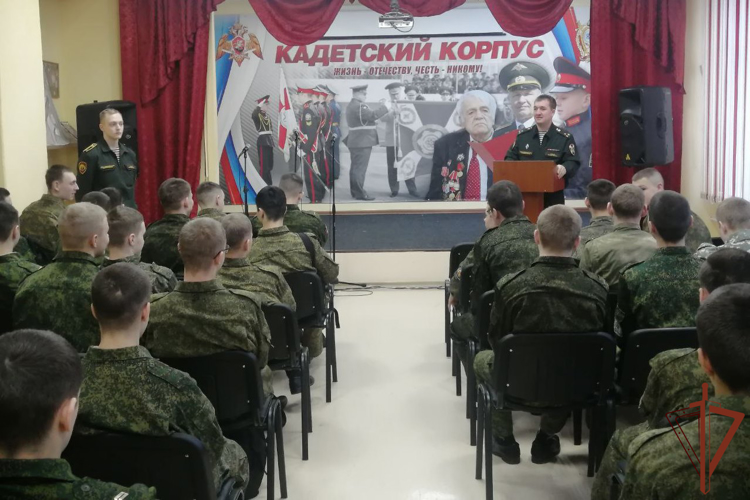 Курсанты Пермского военного института Росгвардии провели занятие для подшефных школьников ведомства в Томской области