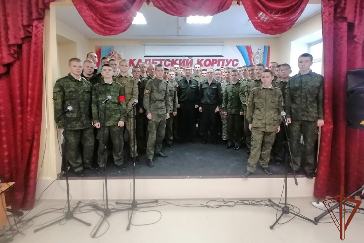 Курсанты Пермского военного института Росгвардии провели занятие для подшефных школьников ведомства в Томской области