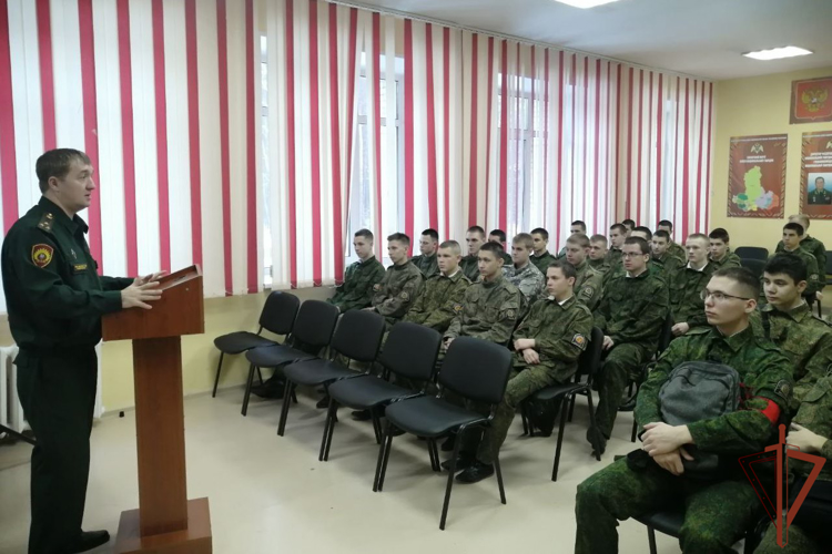 Курсанты Пермского военного института Росгвардии провели занятие для подшефных школьников ведомства в Томской области