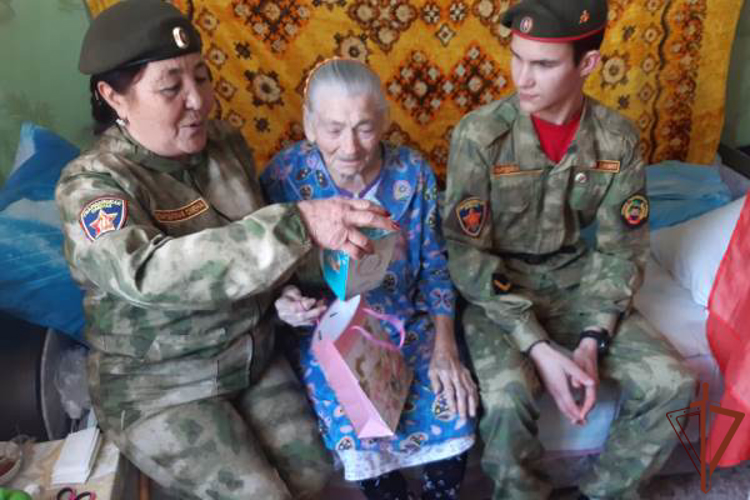 Росгвардейцы поздравили ветерана-легенду Марию Лиманскую с предстоящим Днём защитника Отечества 