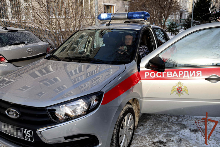 Сотрудники Росгвардии задержали в Казани сбросившего с пятого этажа ребенка мужчину