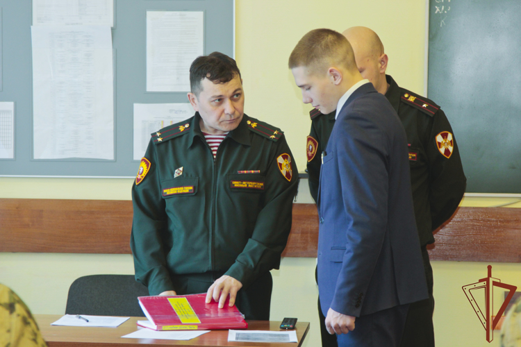 Ко Дню защитника Отечества Росгвардия исполнила мечту новгородского школьника (видео)