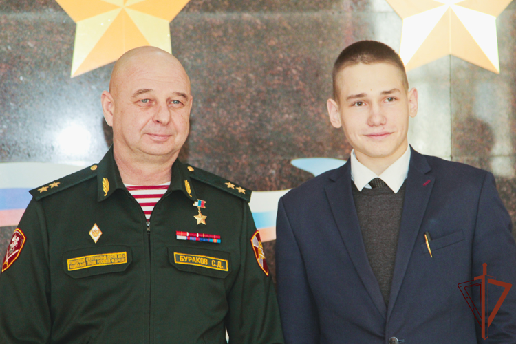 Ко Дню защитника Отечества Росгвардия исполнила мечту новгородского школьника (видео)