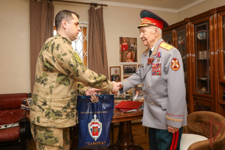 Росгвардейцы поздравили ветеранов войск правопорядка с Днем защитника Отечества 