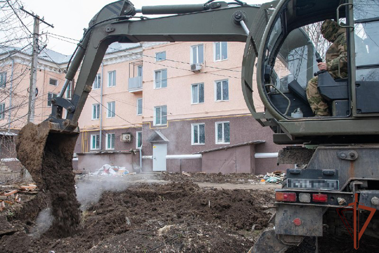 Инженеры Росгвардии помогли восстановить отопление на нескольких улицах Мариуполя (видео) 
