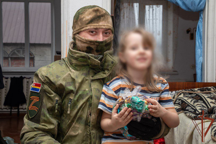 Более 150 килограммов гуманитарной помощи доставили росгвардейцы многодетным семьям в ДНР (видео)
