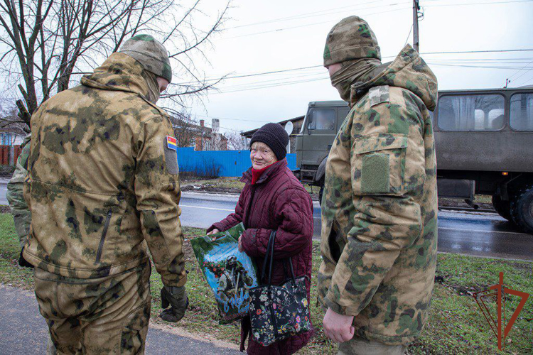 Более 150 килограммов гуманитарной помощи доставили росгвардейцы многодетным семьям в ДНР (видео)