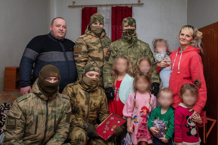 Более 150 килограммов гуманитарной помощи доставили росгвардейцы многодетным семьям в ДНР (видео)