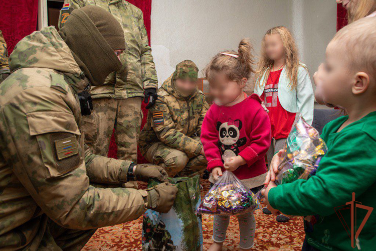 Более 150 килограммов гуманитарной помощи доставили росгвардейцы многодетным семьям в ДНР (видео)