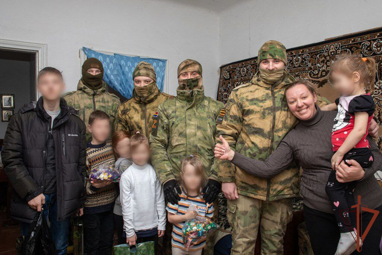 Более 150 килограммов гуманитарной помощи доставили росгвардейцы многодетным семьям в ДНР (видео)