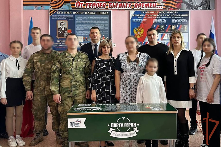 Росгвардейцы открыли парту Героя в подшефном учебном заведении в ЛНР