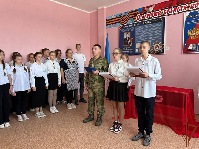 Росгвардейцы открыли парту Героя в подшефном учебном заведении в ЛНР