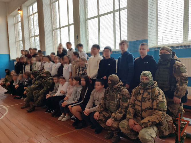 Школьники из ДНР поздравили росгвардейцев с Днем защитника Отечества (видео)