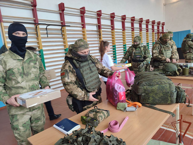 Школьники из ДНР поздравили росгвардейцев с Днем защитника Отечества (видео) 