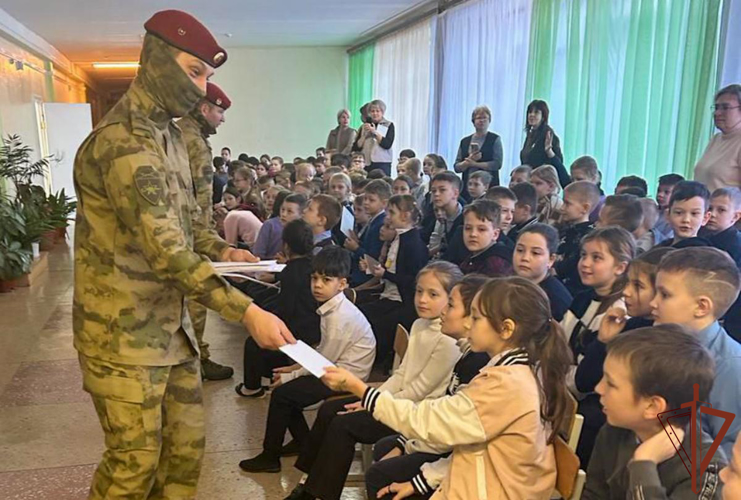 Росгвардейцы – участники СВО  поблагодарили  юных авторов за письма поддержки (видео)
