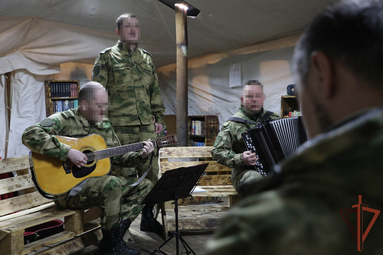 Концертные бригады Росгвардии  в районе проведения СВО выступают с новой песней в репертуаре (видео)