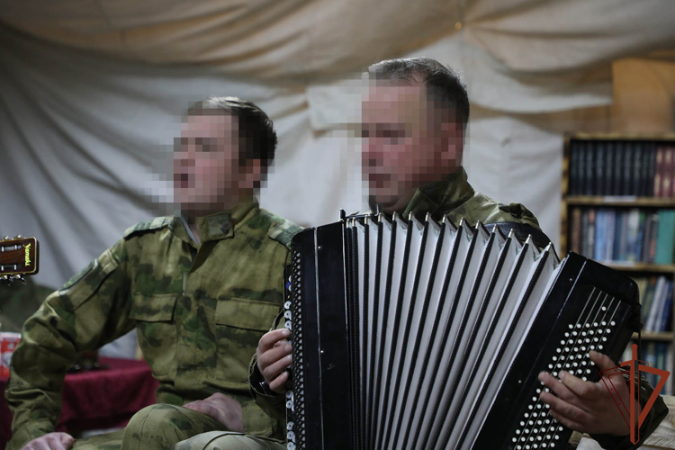 Концертные бригады Росгвардии  в районе проведения СВО выступают с новой песней в репертуаре (видео)