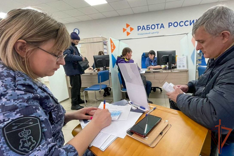 РОСГВАРДЕЙЦЫ РАССКАЗАЛИ ОБ ОСОБЕННОСТЯХ СЛУЖБЫ В ВОЙСКАХ ПРАВОПОРЯДКА НА ЯРМАРКАХ ВАКАНСИЙ В СИБИРИ