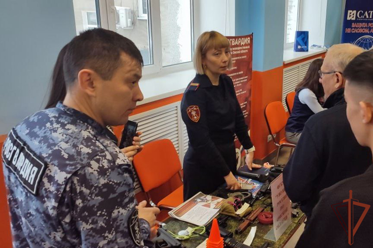 РОСГВАРДЕЙЦЫ РАССКАЗАЛИ ОБ ОСОБЕННОСТЯХ СЛУЖБЫ В ВОЙСКАХ ПРАВОПОРЯДКА НА ЯРМАРКАХ ВАКАНСИЙ В СИБИРИ