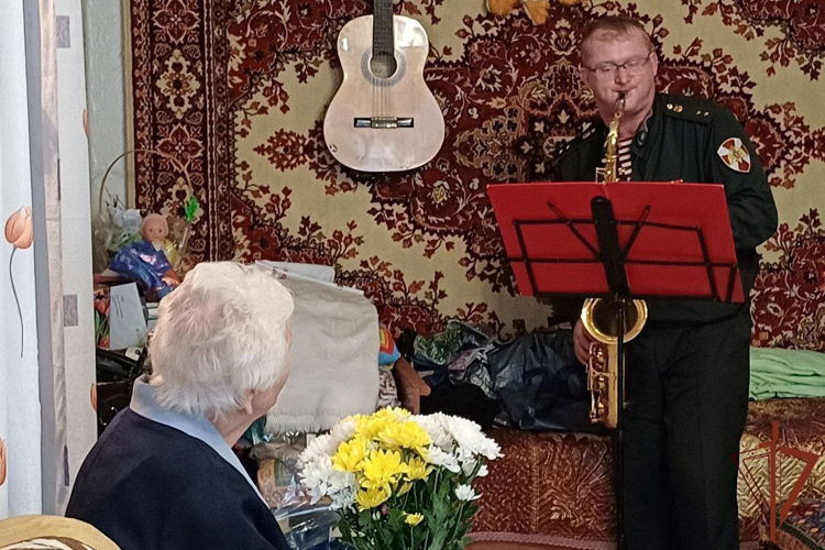  Участника Великой Отечественной войны с 98-летием поздравила Росгвардия в Томске  