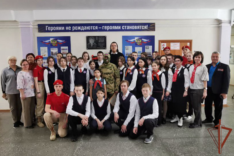 Росгвардейцы продолжают заниматься военно-патриотическим воспитанием подрастающего поколения в Сибири