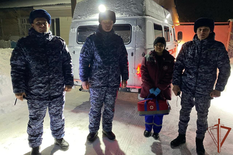 Росгвардейцы оказали помощь почувствовавшему недомогание на улице мужчине в Омской области
