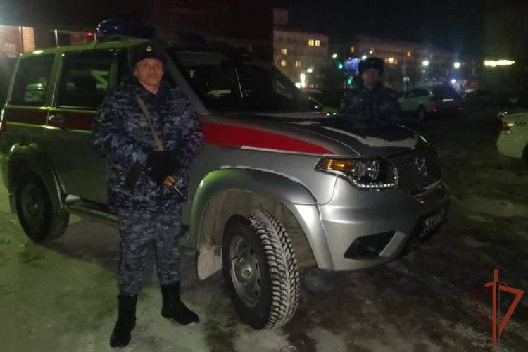 Патруль Росгвардии помог вернуться к родителям потерявшейся девочке в Томске