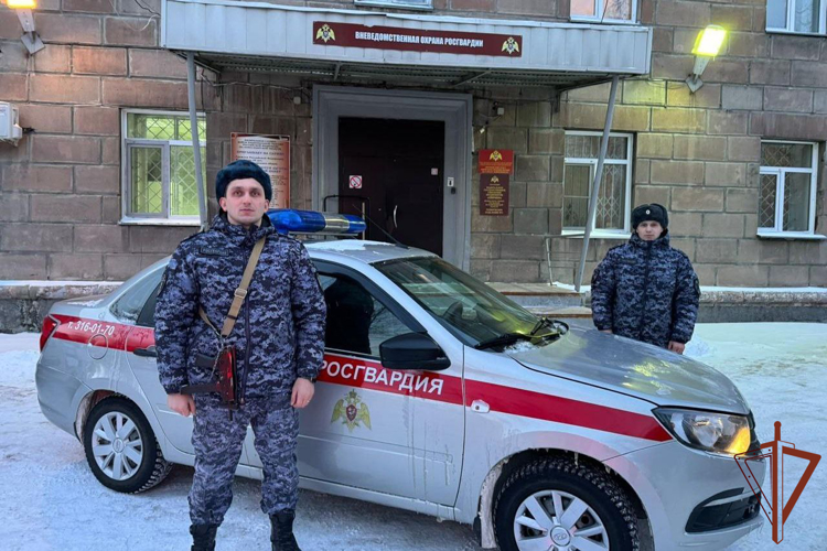 Росгвардейцы пришли на помощь замерзавшему на улице Новосибирска мужчине