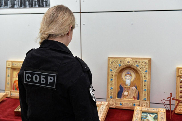 Росгвардия показала выставку «Небесные покровители армии и флота России» в Москве