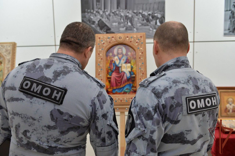 Росгвардия показала выставку «Небесные покровители армии и флота России» в Москве