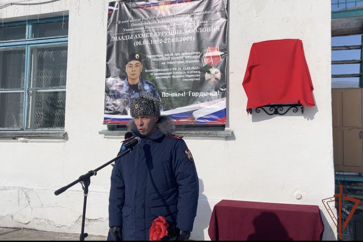 Память сотрудника ОМОН увековечили в Республике Тыва